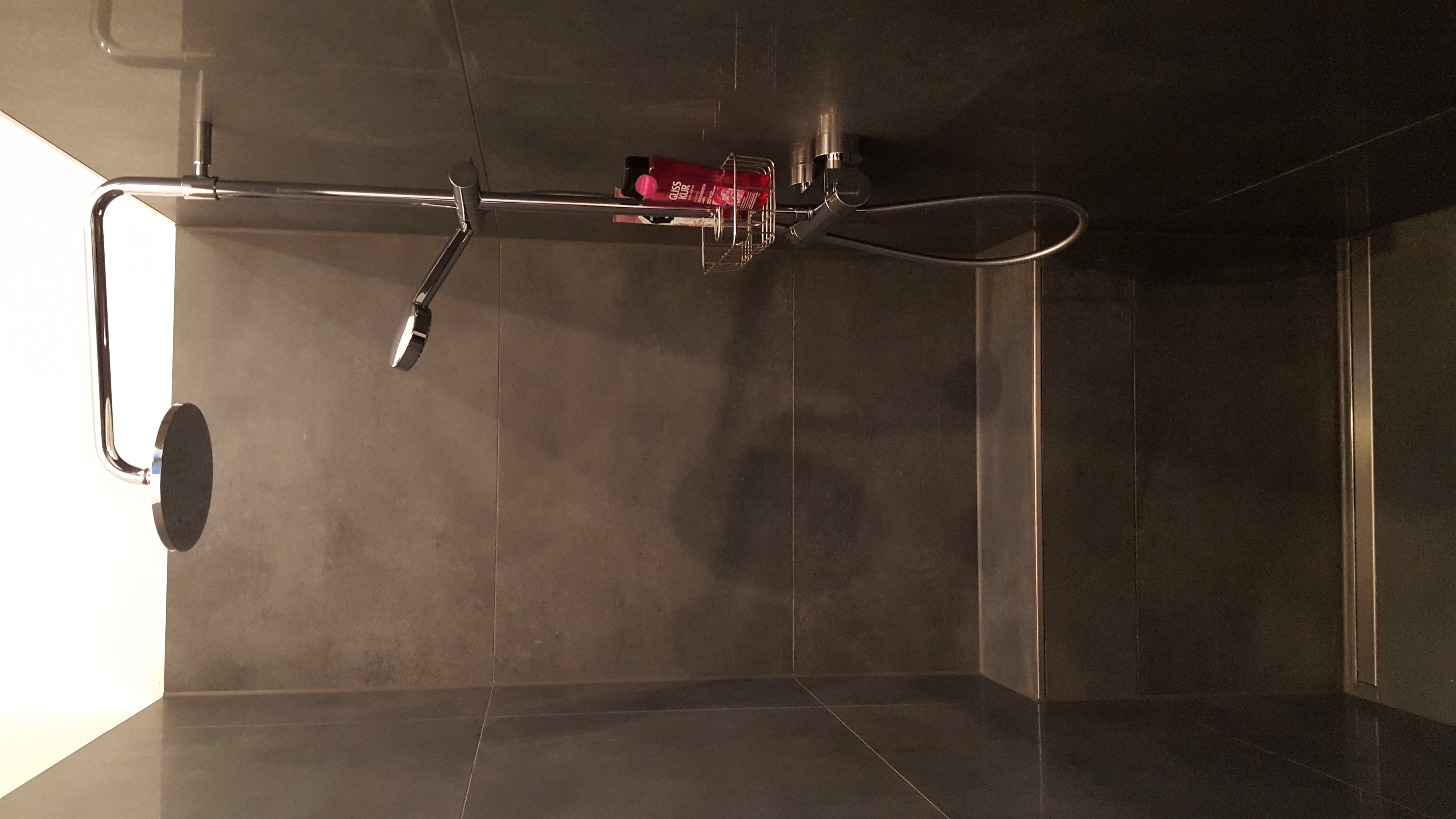 Großzügige, begehbare Dusche mit Regenduschkopf