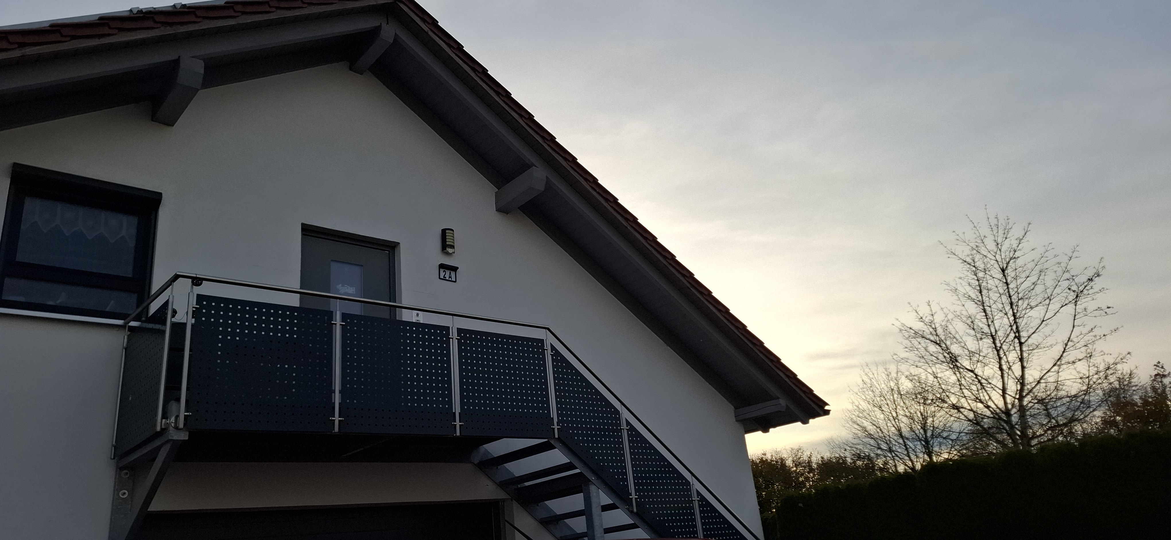 Außenansicht mit Außentreppe zum 1. Obergeschoss