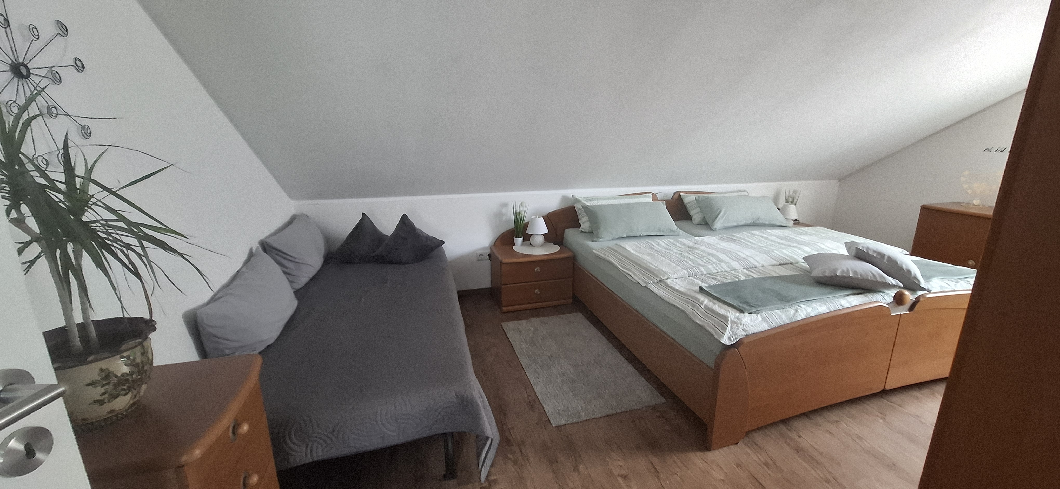 Schlafzimmer 1 mit Doppelbett und optionalem Zustellbett