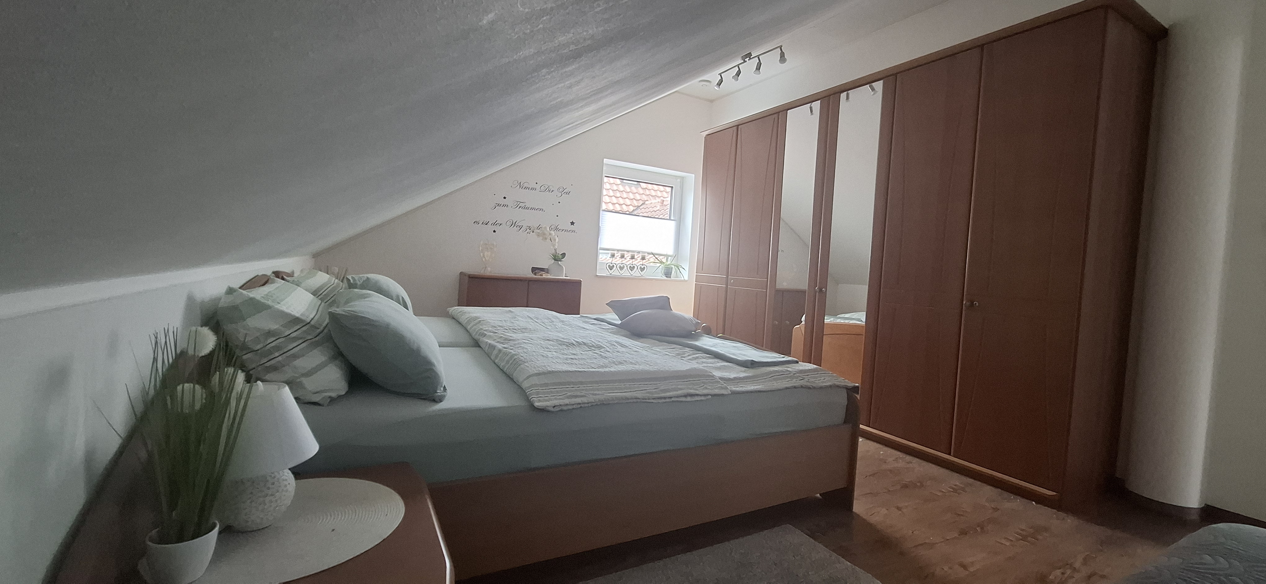 Schlafzimmer 1 mit großer Schrankwand