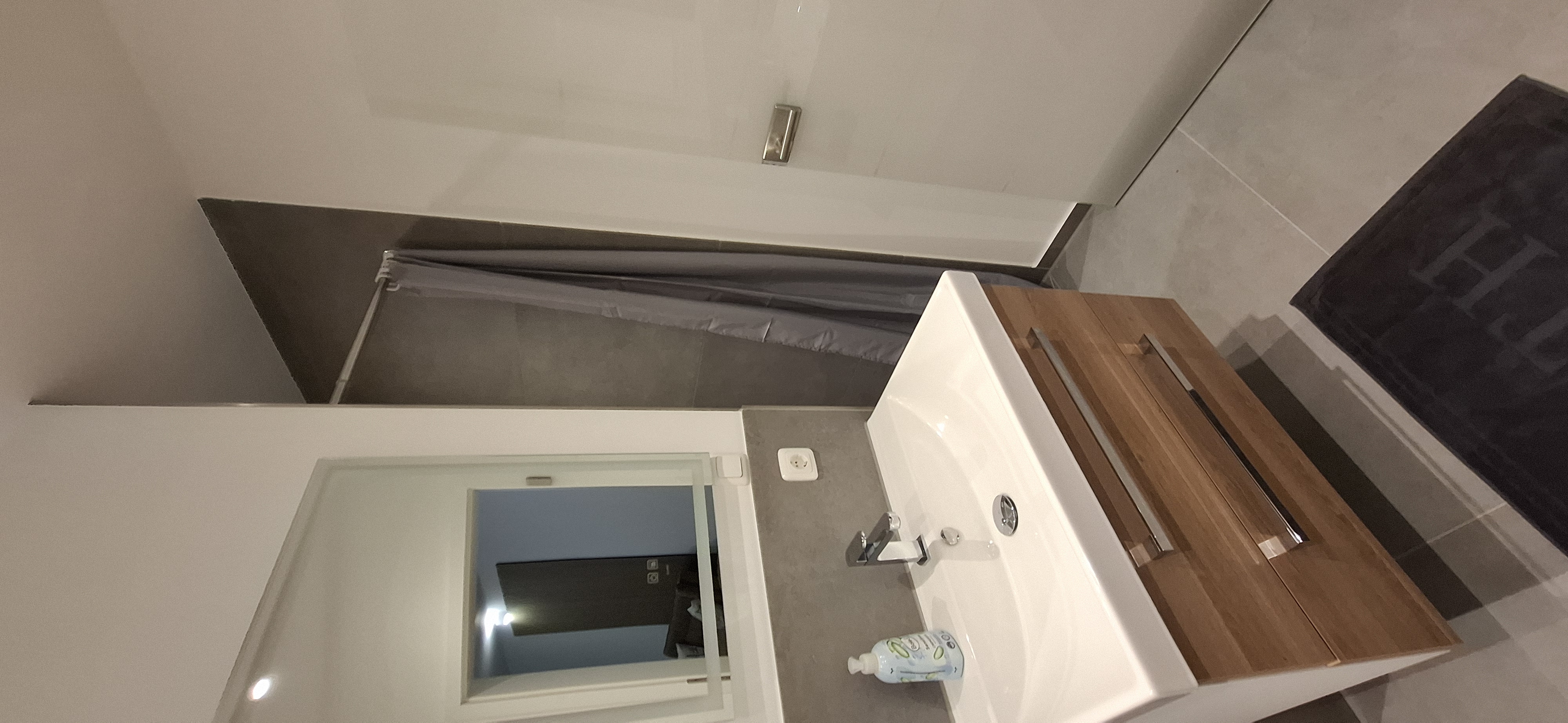 Badezimmer mit Dusche und Waschbecken
